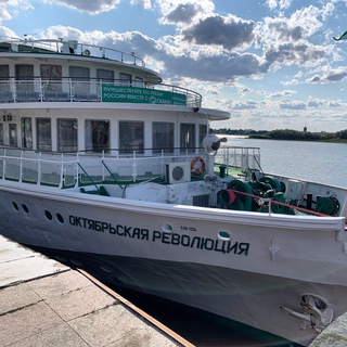 Теплоход "Октябрьская Революция"