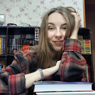 Читающая вышивальщица