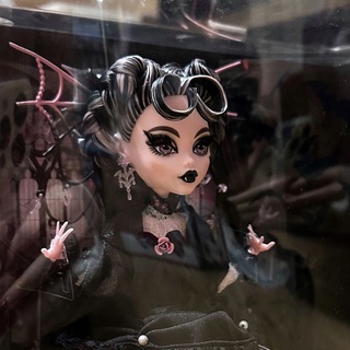 LAURA & DOLLS